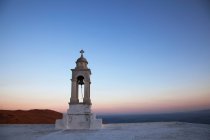 Torre do sino da capela ao pôr do sol — Fotografia de Stock
