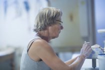 Donna anziana in laboratorio di ceramica — Foto stock