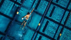 Vista aérea do nadador na piscina — Fotografia de Stock