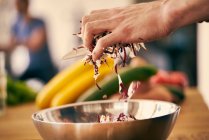 Chef mettendo foglie di insalata tritate — Foto stock