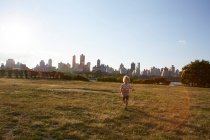 Junge läuft in Park — Stockfoto