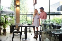 Paar kommt in Restaurant an — Stockfoto
