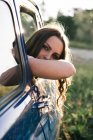 Frau schaut aus Autofenster — Stockfoto