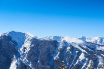 Montanhas cobertas de neve e céu azul — Fotografia de Stock