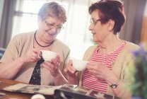 Femmes âgées riant — Photo de stock