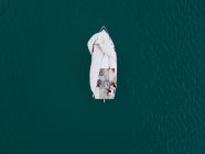 Barca a vela sul lago, vista aerea — Foto stock