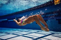 Nadador bajo el agua en la piscina - foto de stock