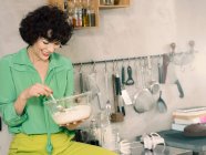 Femme dans la cuisine avec bol de mélange — Photo de stock