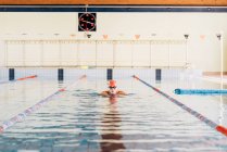 Mann schwimmt in Schwimmbad — Stockfoto