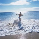 Hombre salpicando en el mar - foto de stock