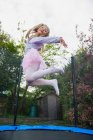 Menina saltando no trampolim vestindo tutu — Fotografia de Stock