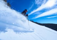 Homme ski vers le bas — Photo de stock