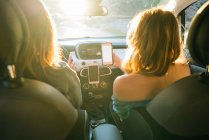 Freunde im Auto nutzen Smartphone — Stockfoto