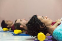 Pessoas na aula de ioga — Fotografia de Stock