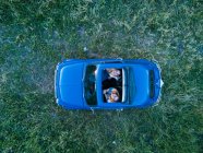 Amici in auto convertibile — Foto stock