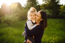Frau küsst ihre Tochter — Stockfoto