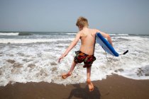 Junge mit Bodyboard — Stockfoto