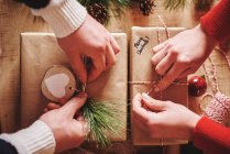Couple wrapping christmas presents — Stock Photo