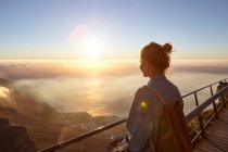 Woman on top of Table Mountain — Stock Photo