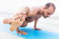 Homem praticando ioga — Fotografia de Stock