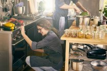 Köche kochen in gewerblicher Küche — Stockfoto