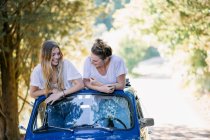 Junge Frauen im Oldtimer-Cabrio — Stockfoto