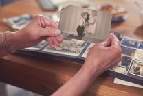 Старша жінка тримає стару фотографію — стокове фото