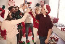 Junge erwachsene Freunde stoßen auf Weihnachtsfeier an — Stockfoto