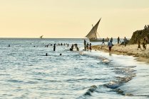Personnes sur la plage, Zanzibar City — Photo de stock