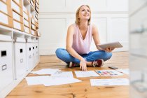 Designer donna seduta sul pavimento — Foto stock