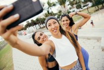 Три друзі-жінки беруть селфі — стокове фото