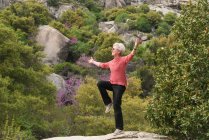 Mulher idosa fazendo ioga — Fotografia de Stock