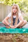 Mädchen sitzt auf Trampolin — Stockfoto
