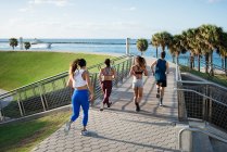 Drei Frauen laufen mit Personal Trainer — Stockfoto