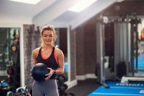 Young woman training — Stock Photo