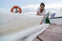Junge Frau faltet Boote — Stockfoto