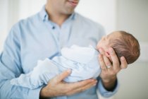 Ather sosteniendo bebé recién nacido niño - foto de stock