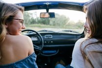 Donne in auto convertibile d'epoca — Foto stock