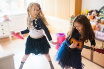 Les filles chantent, dansent — Photo de stock