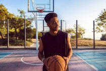 Jeune homme dans le terrain de basket — Photo de stock