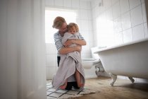 Mother and daughter in bathroom — Stock Photo
