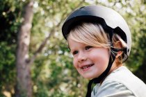 Niño usando casco de seguridad - foto de stock