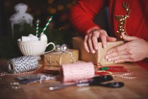 Mulher embrulhando presente de Natal — Fotografia de Stock
