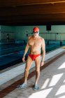 Mann steht am Schwimmbad — Stockfoto
