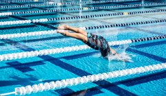 Schwimmerin stürzt ins Becken — Stockfoto