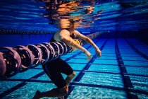 Schwimmer ruht sich auf Bahn aus — Stockfoto