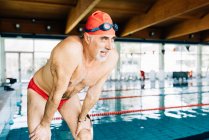 Uomo flessione oltre cattura respirare in piscina — Foto stock