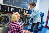 Pannello di controllo lavatrice donna — Foto stock