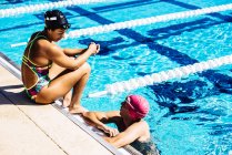 Nadador sentado no fim da piscina — Fotografia de Stock