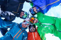Esquiadores con casco y gafas - foto de stock